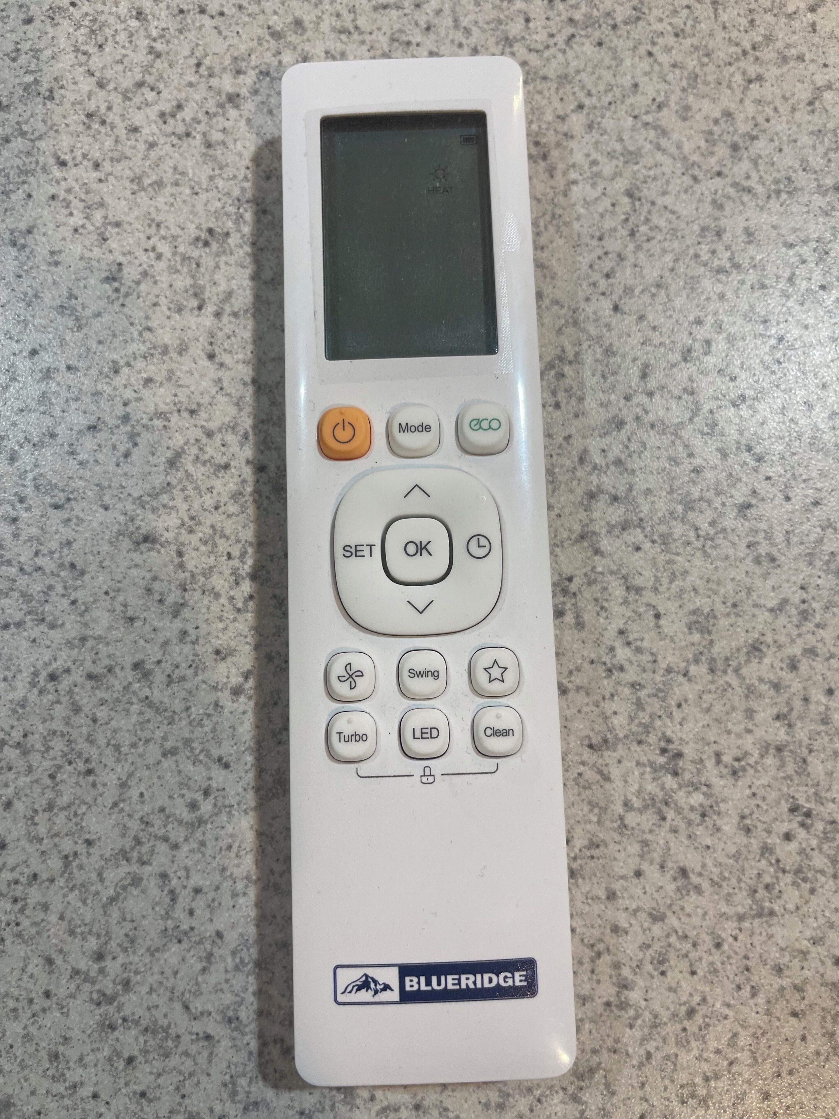Une télécommande BLUERIDGE blanche dotée d’un écran numérique, d’un bouton d’alimentation, d’un bouton de mode, d’un bouton ECO, d’un bouton SET, d’un bouton OK, ainsi que de boutons pour les fonctions OSCILLATION, LED, TURBO et NETTOYAGE.