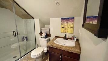 Regadera, secadora de cabello, toallas, jabón