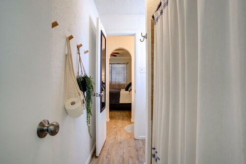 Red Raider House + Hot Tub + Game Room + 4BR Sleeps 18 + Central LBK