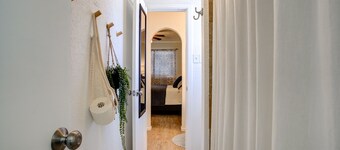 Red Raider House + Hot Tub + Game Room + 4BR Sleeps 18 + Central LBK