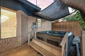 Outdoor spa tub - Red Raider House + Hot Tub + Game Room + 4BR Sleeps 18 + Central LBK (Lubbock)