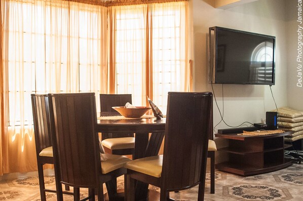 Basic Apartment, 1 Queen Bed, Non Smoking | Living area
