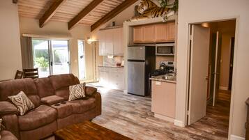 Smart TV, lareira, aparelho de som