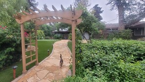 Un sentier de jardin menant à une pergola en bois.