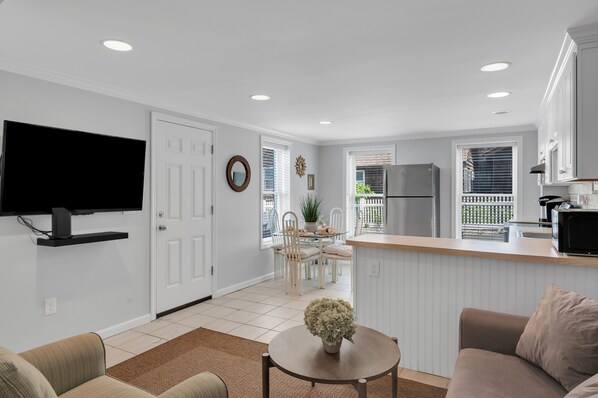 TV - Beautiful Well Design Condo in Bay Head + 1st Floor with outside seating area (Bay Head)