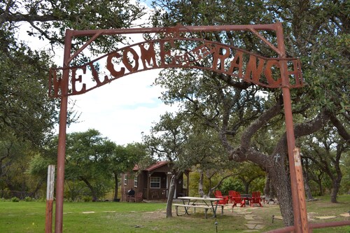 1 Room Cabin getaway, quiet country views, wildlife, pet friendly