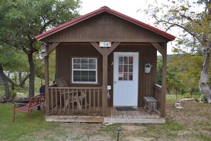 Exterior - 1 Room Cabin getaway, quiet country views, wildlife, pet friendly (Kerrville)