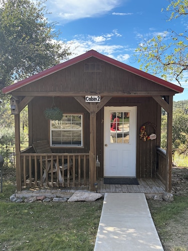 1 Room Hill Country cabin getaway, quiet, country views, wildlife, pet-friendly