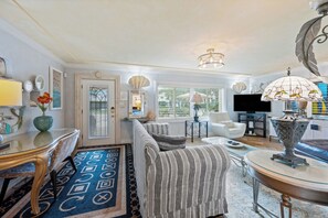 Een televisie, een dvd-speler, boeken en een muziekbibliotheek