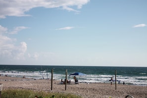 Una playa cerca, sillas reclinables de playa, toallas de playa
