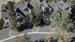 Un quartier résidentiel composé de plusieurs maisons, caractérisé par des toits à forte pente et un mélange de bâtiments à un ou plusieurs étages.
