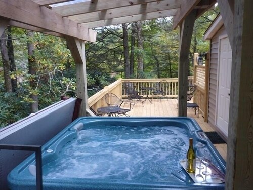 Affordable Luxury with Hot Tub, Fireplace, Central Air/Heat, Wifi in Highlands!