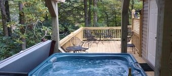 Affordable Luxury with Hot Tub, Fireplace, Central Air/Heat, Wifi in Highlands!