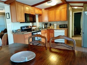 Een koelkast, een magnetron, een kookplaat, een vaatwasser