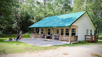 Situated in a wooded area, this cabin offers a natural and tranquil setting with a covered porch and sheltered space.
