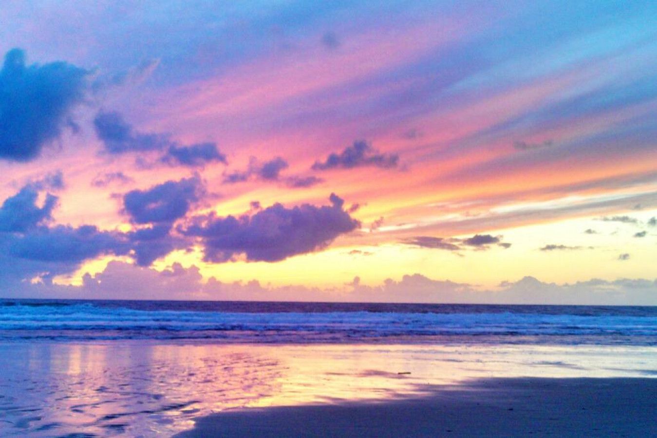 Une plage au coucher du soleil.