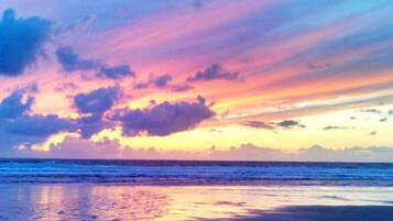 Uma praia com um pôr do sol.