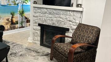 智能電視、壁爐、書籍