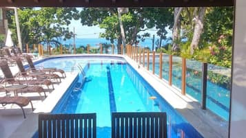 Innenpool, Außenpool, Sonnenschirme, Liegestühle