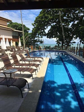 Indoor pool, outdoor pool, pool umbrellas, sun loungers - Apartamento Porto Praia do Forte (Mata de São João)