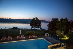 Außenpool (je nach Saison geöffnet), Sonnenschirme, Liegestühle