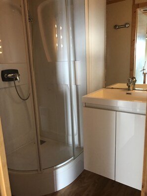 Family Chalet, 2 Bedrooms | Bathroom
