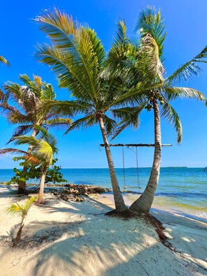 Sur la plage, sable blanc, massage sur la plage