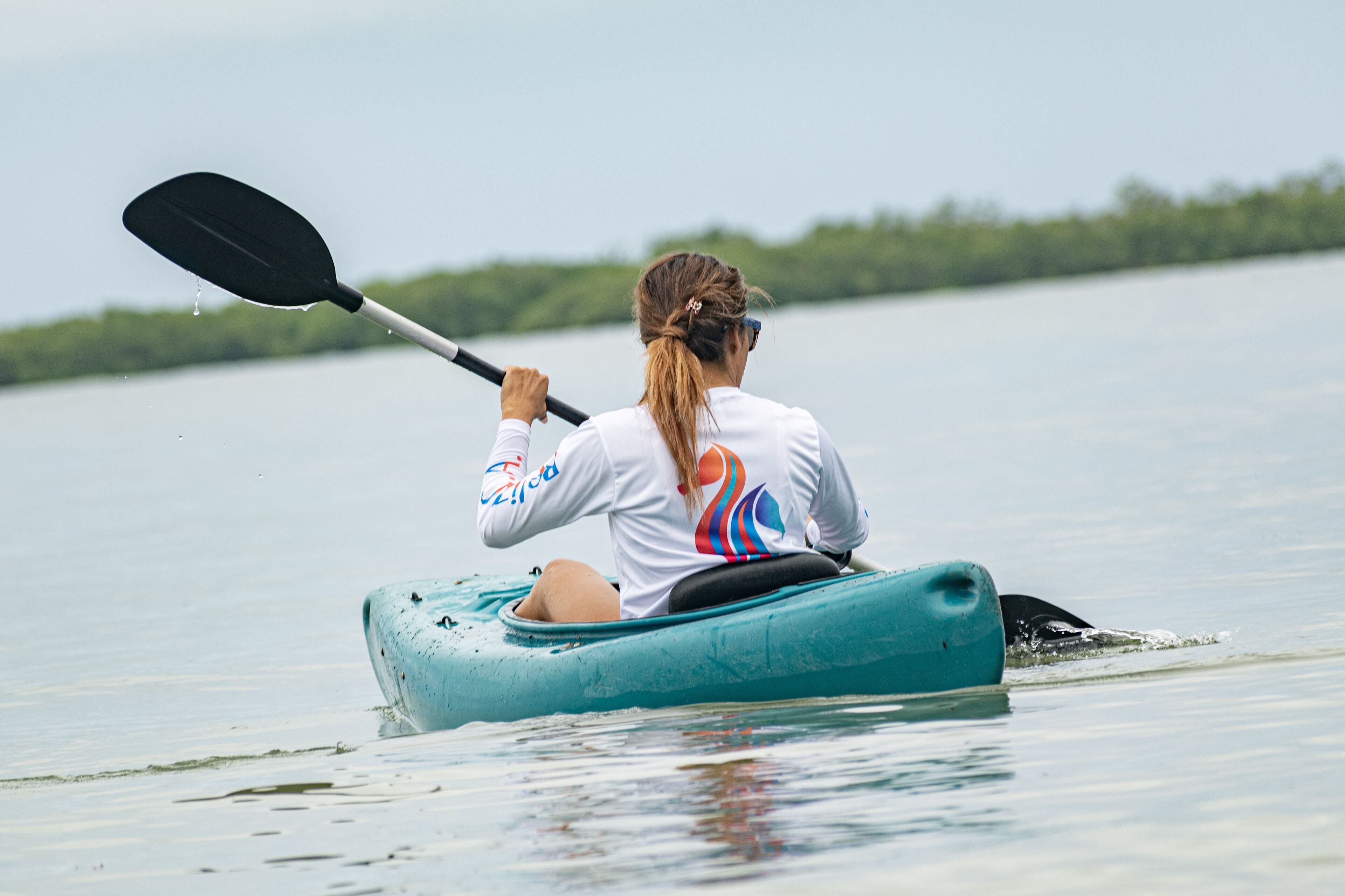 Una persona practica kayak en aguas tranquilas.
