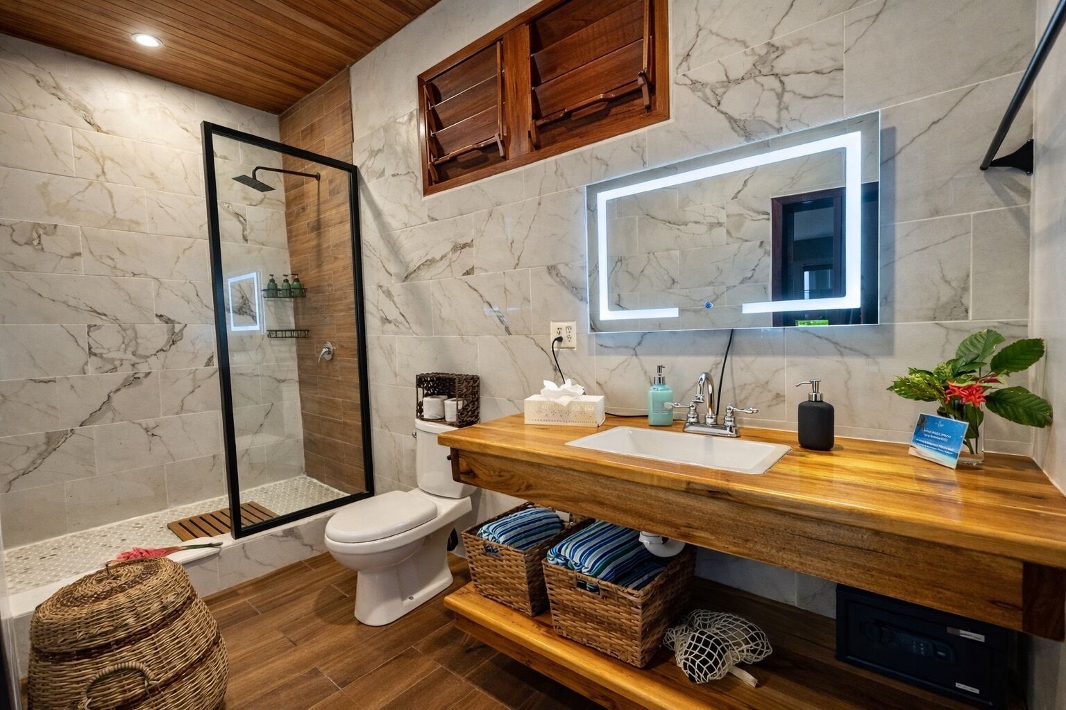 Un baño moderno con ducha, inodoro y tocador con espejo.