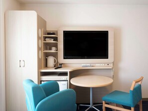 スタンダード2 シングル 禁煙 | 高級寝具、セーフティボックス (室内)、デスク、遮光カーテン