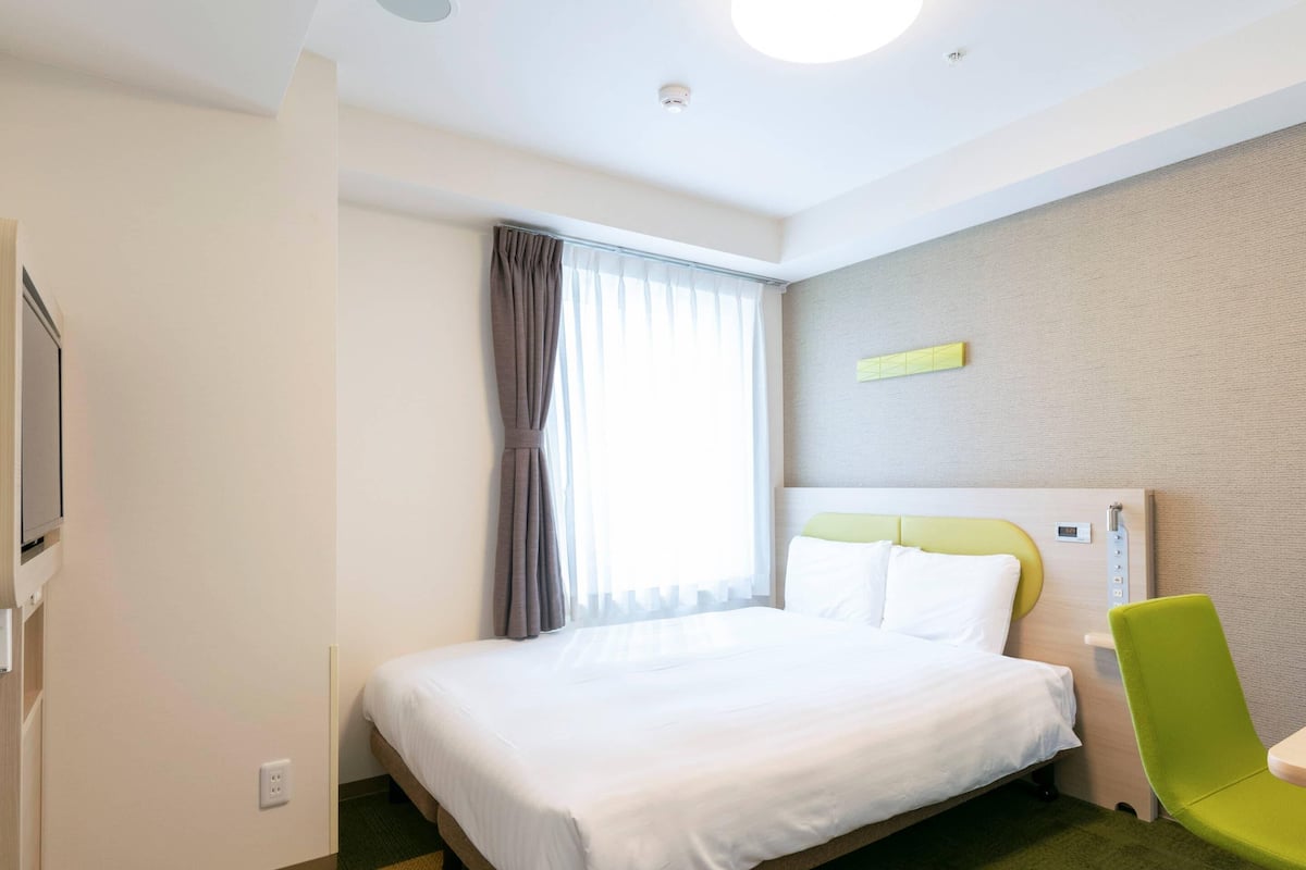 Standardrum - 1 queensize-säng - icke-rökare | Sängtillbehör av högsta kvalitet och värdeförvaringsskåp på rummet