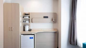 Zimmer, Mehrere Betten, Nichtraucher | Hochwertige Bettwaren, Zimmersafe, Schreibtisch, Verdunkelungsvorhänge