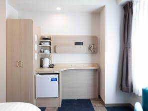 Zimmer, Mehrere Betten, Nichtraucher | Hochwertige Bettwaren, Zimmersafe, Schreibtisch, Verdunkelungsvorhänge