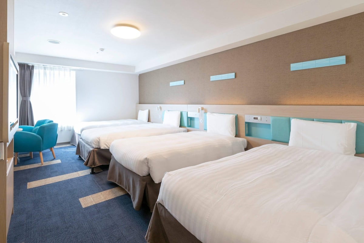 Rum - flera sängar - icke-rökare | Sängtillbehör av högsta kvalitet och värdeförvaringsskåp på rummet