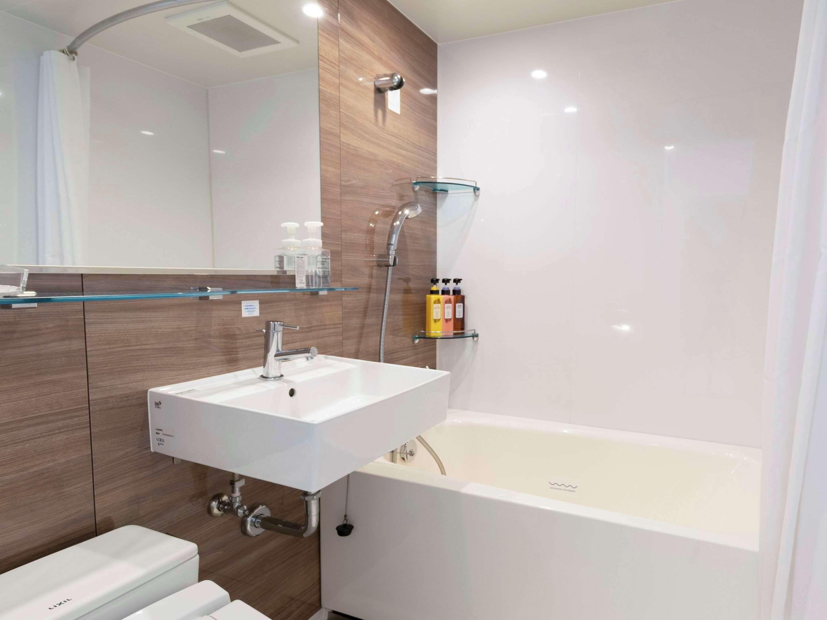 combined shower/bathtub, deep-soaking bathtub, slippers