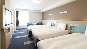 A hotel room with two beds, a TV, a desk, and a window with curtains. - Comfort Hotel ERA Kobe Sannomiya (Kobe)