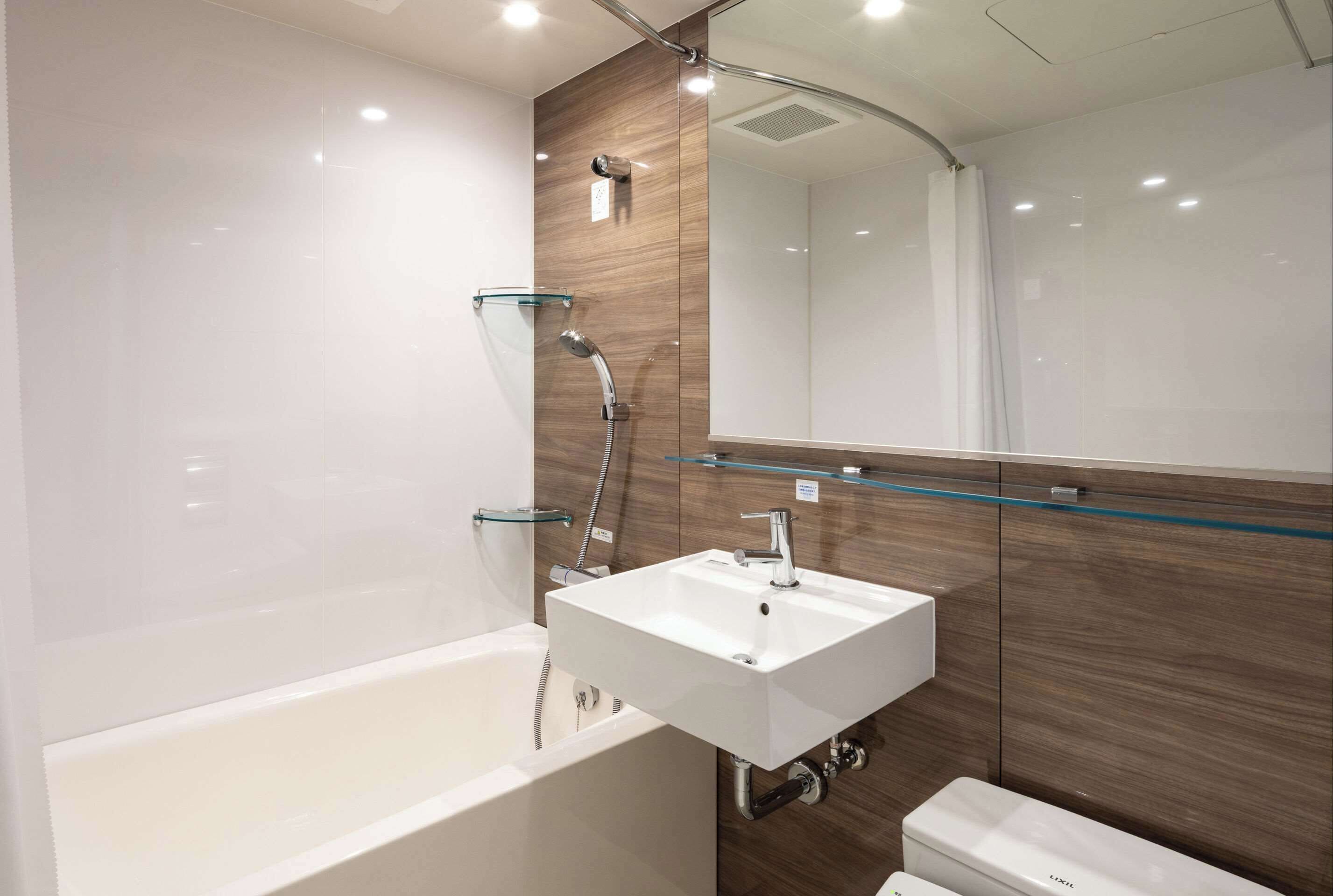 combined shower/bathtub, deep-soaking bathtub, slippers