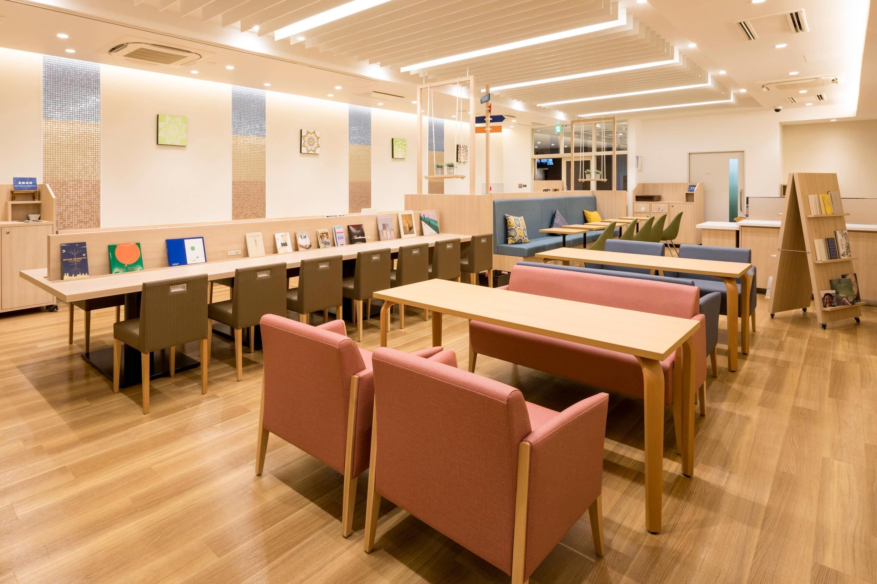 朝食 (コンチネンタル ブレックファスト)、毎日提供 (無料)