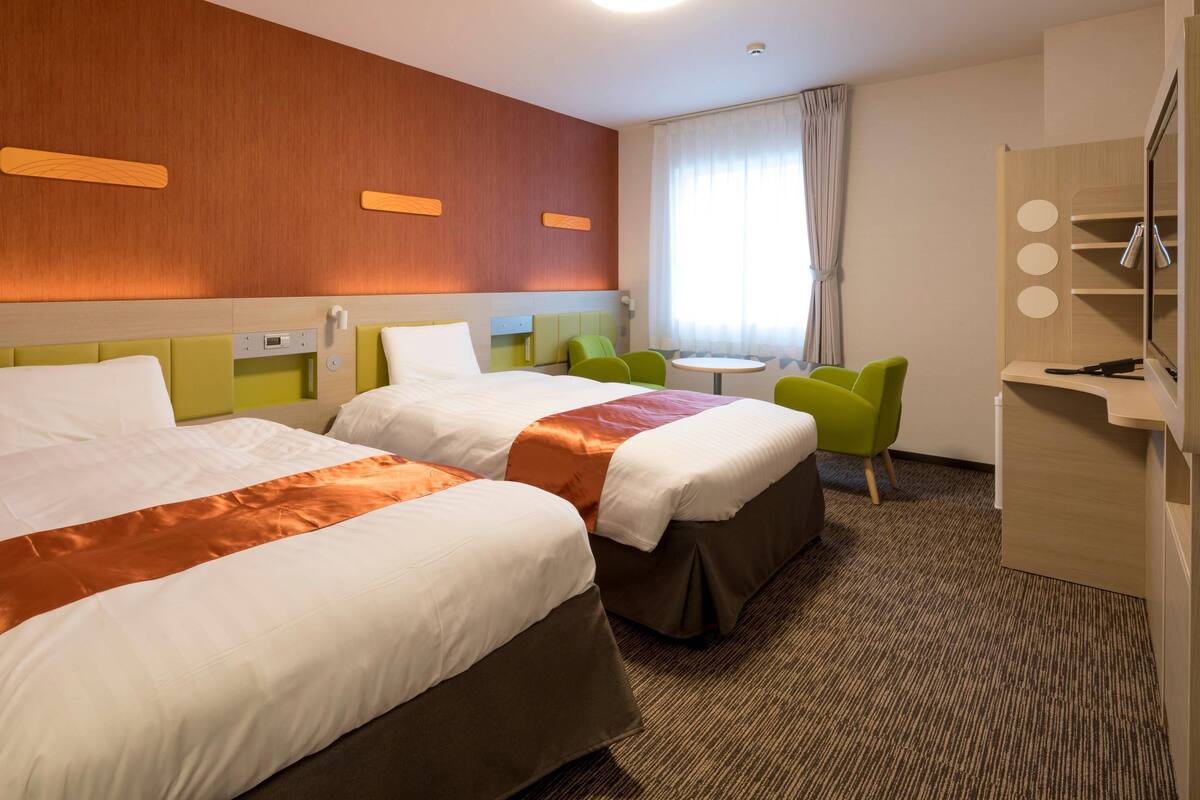 Room, 2 Twin Beds, Non Smoking | Premium bedding, in-room safe, desk, laptop workspace