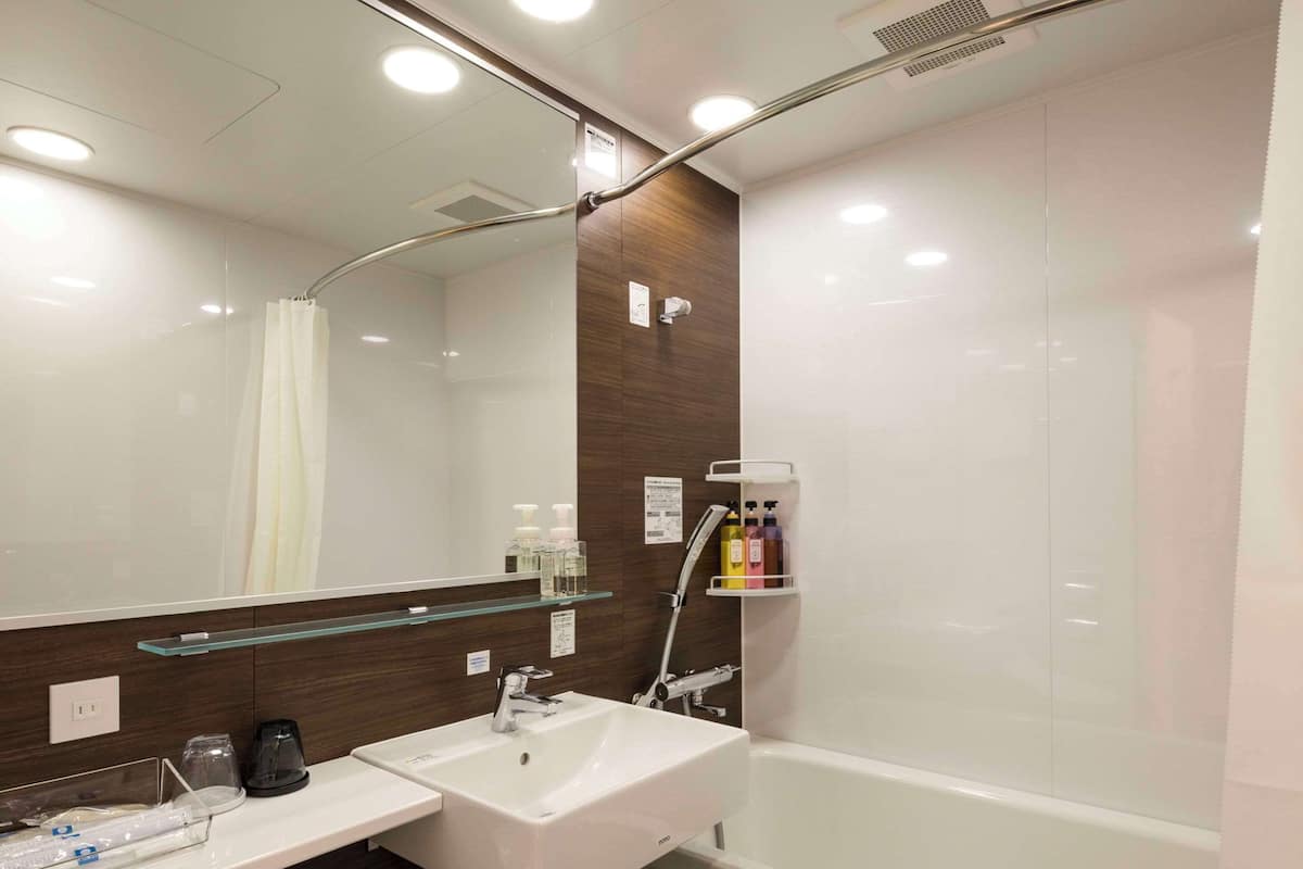 combined shower/bathtub, deep-soaking bathtub, free toiletries