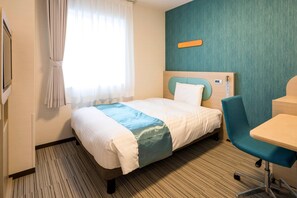 A hotel room with a bed, a desk, and a chair. - Comfort Hotel Miyazaki (Miyazaki)