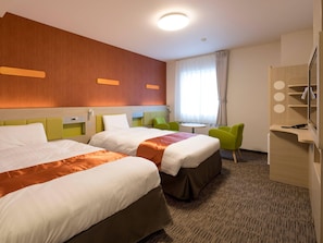 A hotel room with two beds, a desk with a chair, a small table, and a mirror. - Comfort Hotel Miyazaki (Miyazaki)