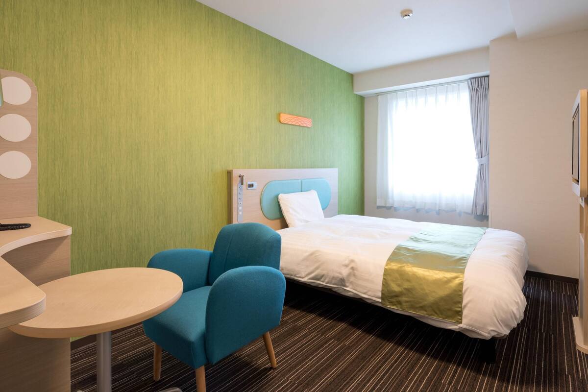 Room, 1 Queen Bed, Non Smoking | Premium bedding, in-room safe, desk, laptop workspace