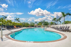 Outdoor pool, pool umbrellas, sun loungers - Caretta Landing Sarasota, an Ascend Collection Hotel (Sarasota)