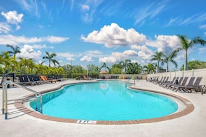 Piscina externa, guarda-sóis, espreguiçadeiras