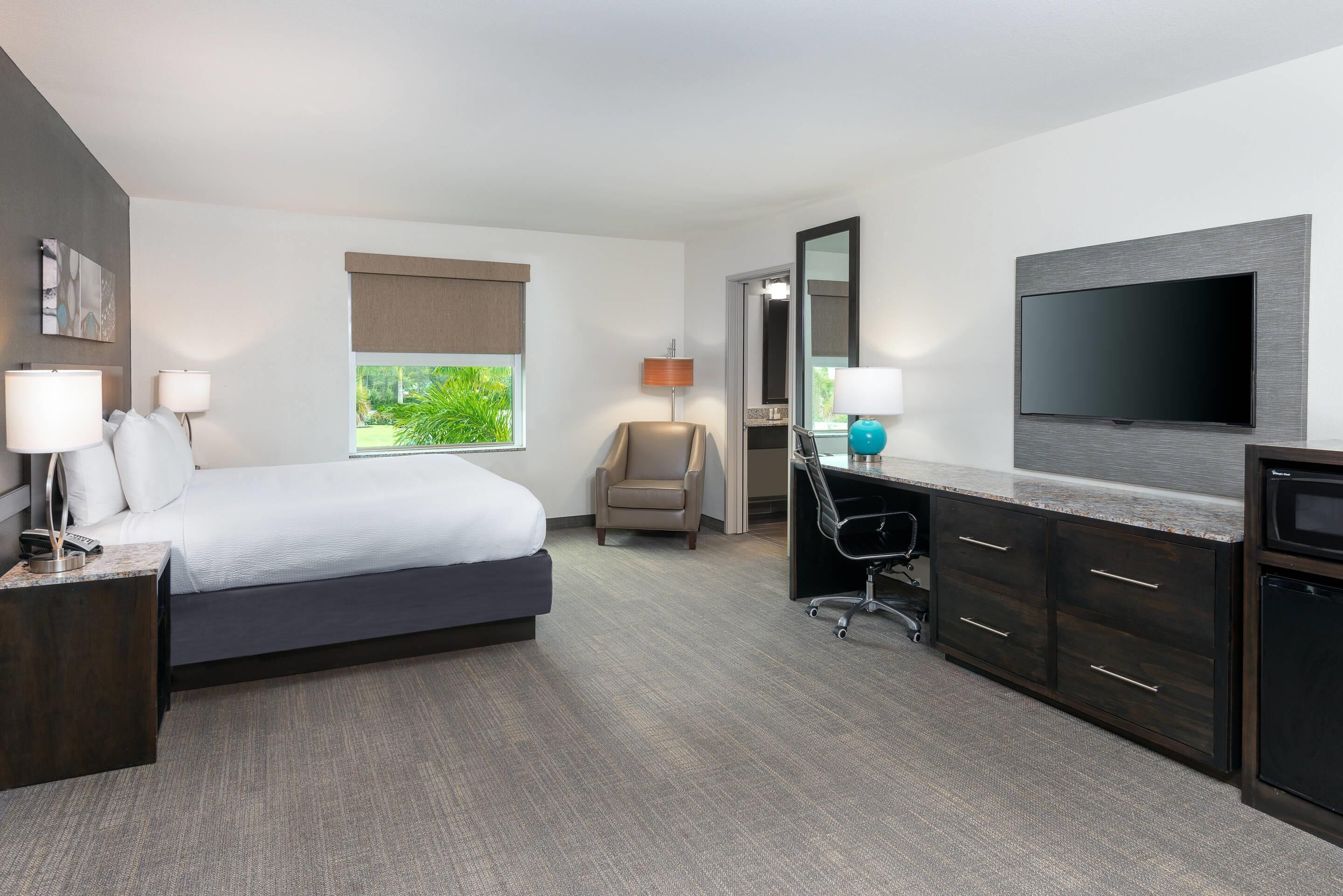 Suite, 1 cama King size y sofá cama, para no fumadores | Ropa de cama de alta calidad y escritorio 