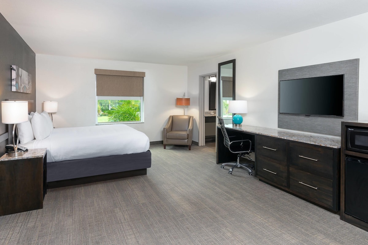 Suite, 1 kingsize bed met slaapbank, niet-roken | Luxe beddengoed, een bureau, een laptopwerkplek
