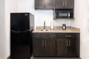 Microwave, coffee/tea maker - Caretta Landing Sarasota, an Ascend Collection Hotel (Sarasota)