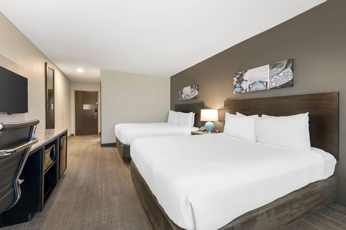 Luxe beddengoed, een bureau, een laptopwerkplek