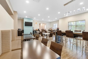 Buffet déjeuner gratuit tous les jours